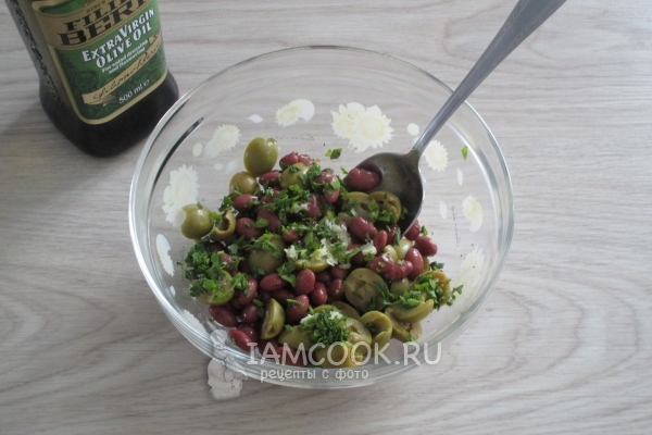 Добавить зелень, чеснок и масло