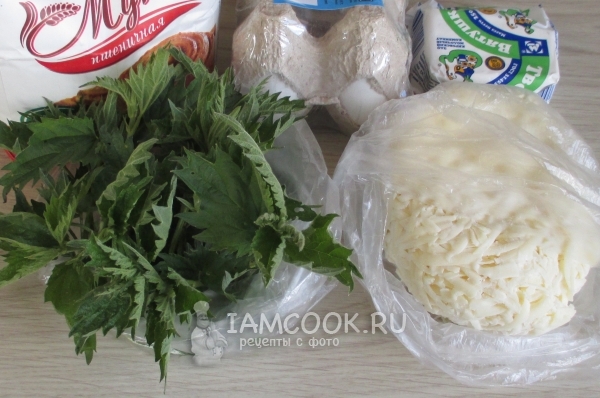 Ингредиенты для вареников с крапивой, творогом и сыром