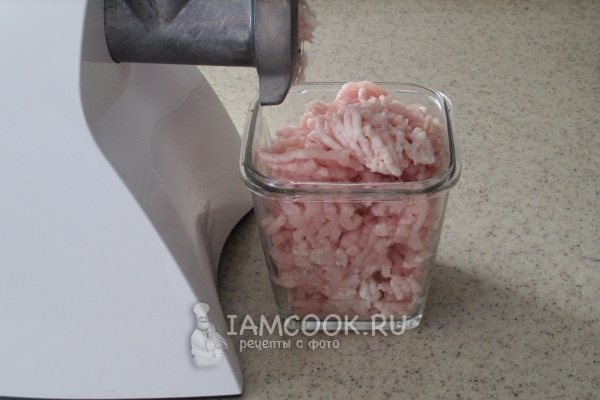 Перекрутить на мясорубке мясо и лук