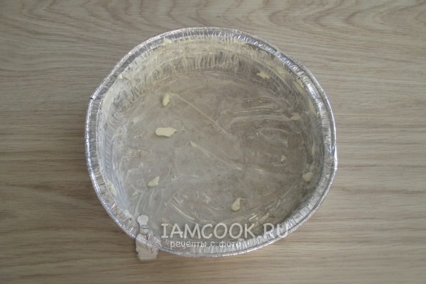 Смазать форму маслом