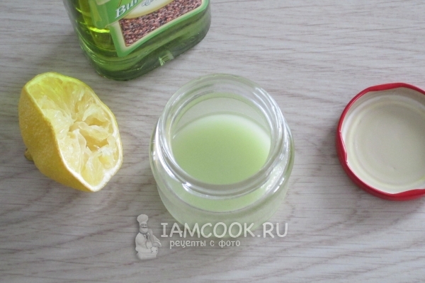 Смешать сок лимона с маслом