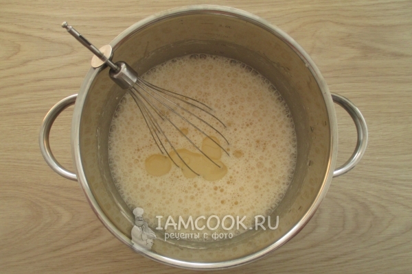 Влить масло