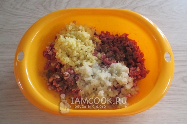 Добавить тертый лук и картофель