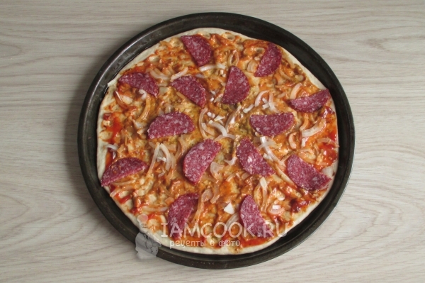 Положить лук и колбасу