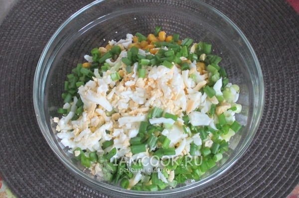 Положить яйца и лук