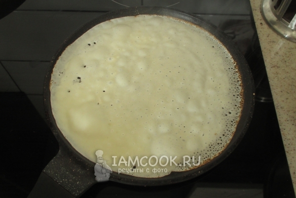 Налить тесто на сковороду