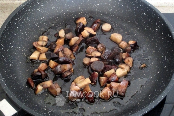 Грибы обжариваем на сковороде