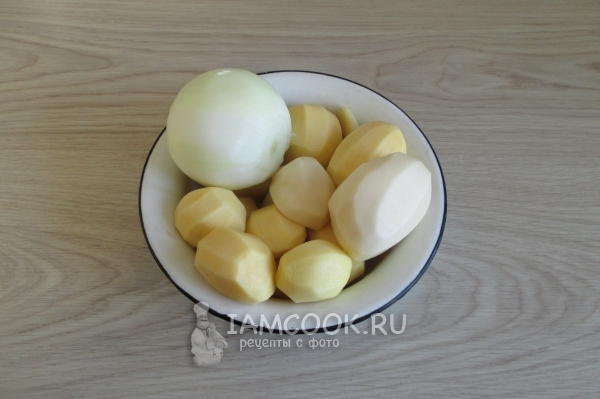 Почистить картофель и лук