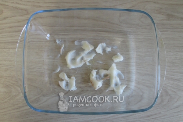 Смазать форму жиром