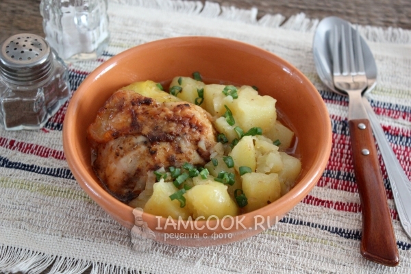 Фото тушеной картошки с курицей в миске