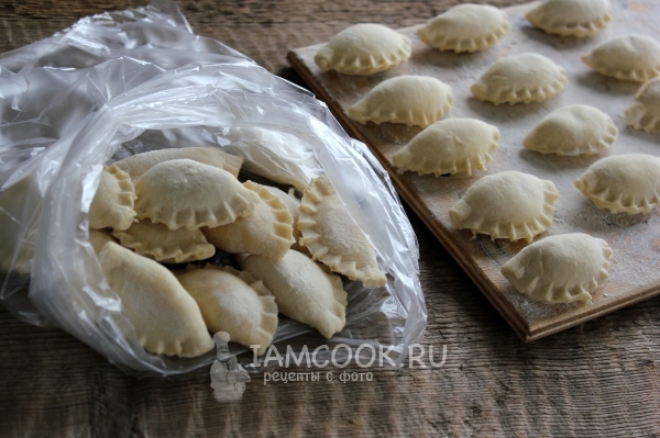 Положить вареники в пакет