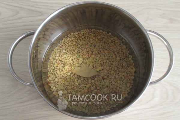 Чечевица в кастрюле