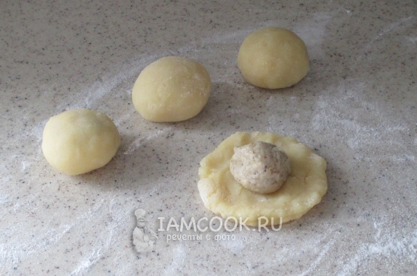 Положить в тесто начинку