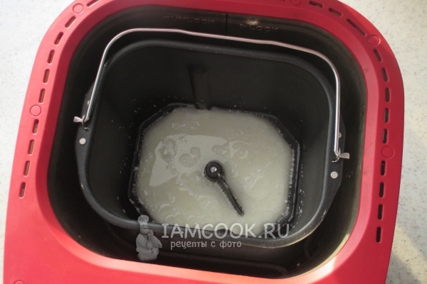 Смешать молоко, кефир и масло