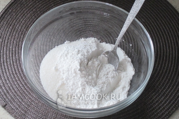 Смешать муку с сахаром