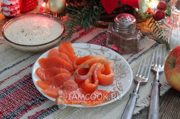 Фото закуски из красной рыбы, маринованной с можжевельником