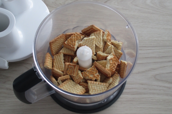 Положить печенье в блендер