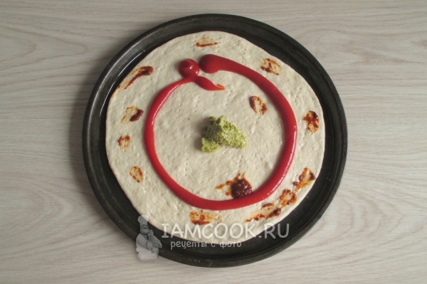 Положить на основу соус