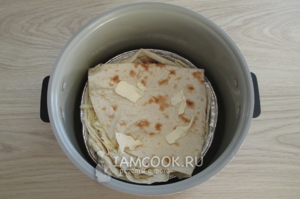 Положить кусочки масла