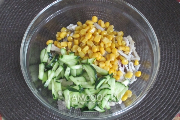 Добавить огурцы и кукурузу