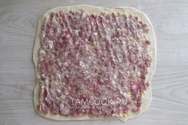 Разровнять фарш по тесту