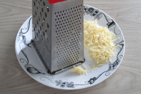 Натереть чеснок