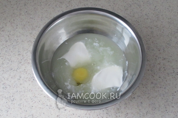 Соединить молоко, сыворотку, яйцо и сметану