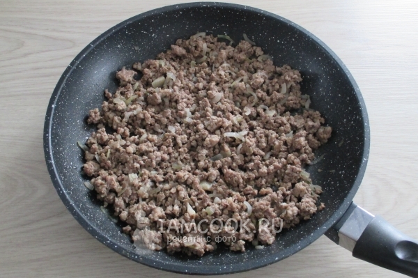 Обжарить фарш с луком