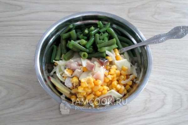 Добавить фасоль, рыбу и кукурузу