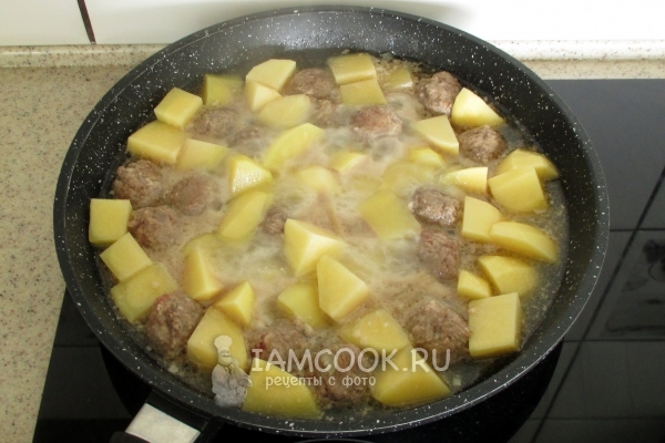 Положить фрикадельки с картофелем в сковороду