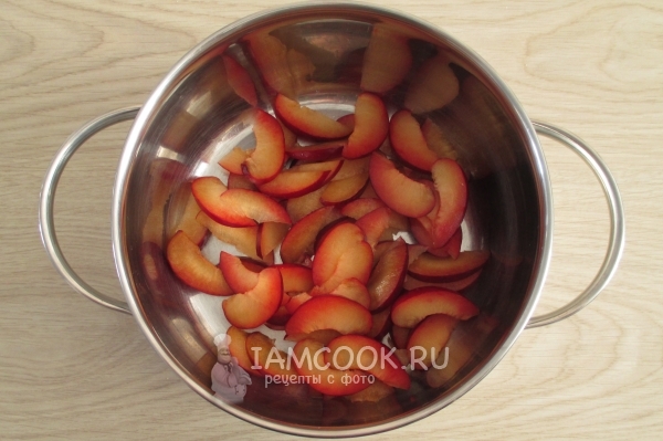 Нарезали сливы