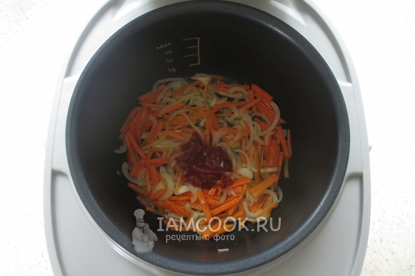 Положить томатную пасту