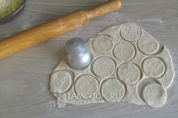 Вырезать из теста кружочки