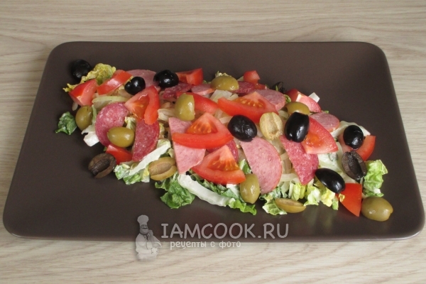 Положить половинки оливок