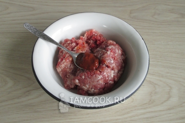 Положить в фарш соус и специи