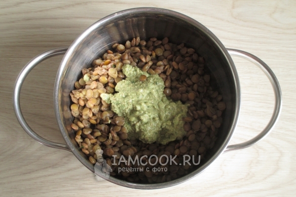 Положить соус в чечевицу