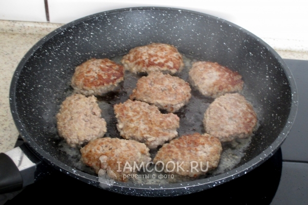 Пожарить котлеты