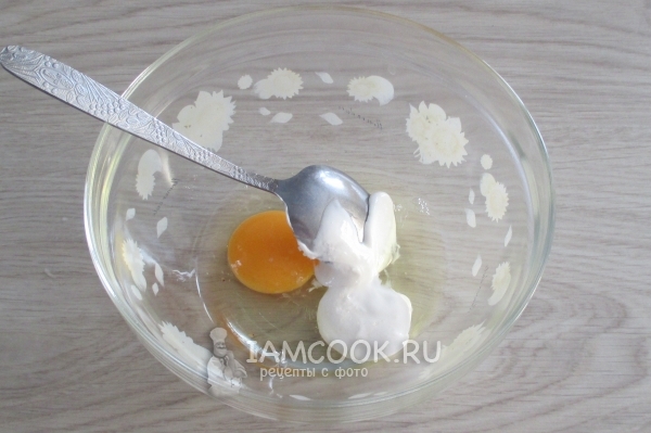 Соединить сметану с яйцом