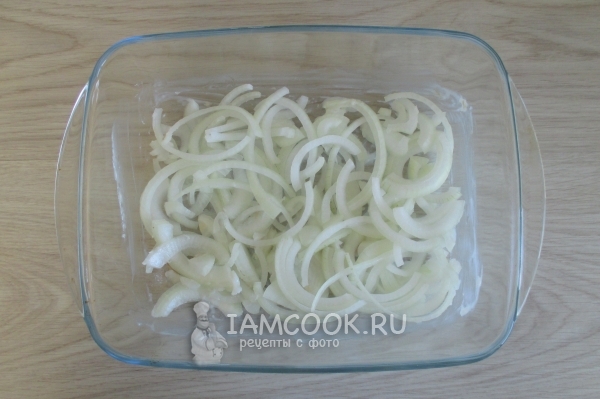 Положить в форму лук