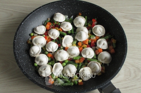 Положить к овощам пельмени