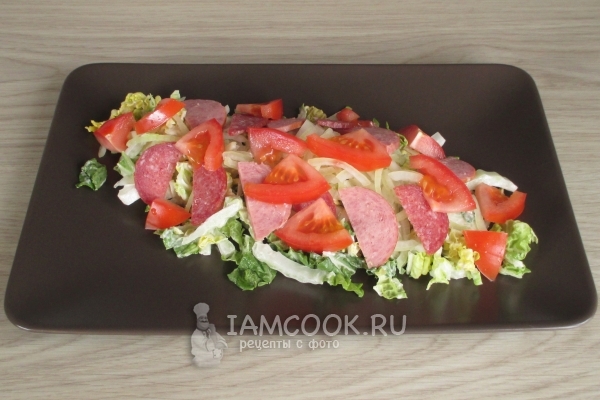 Положить помидор и колбасу