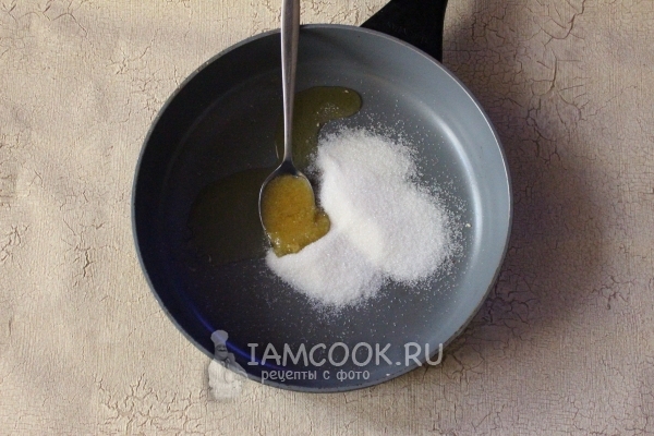 Соединить на сковороде мед и сахар