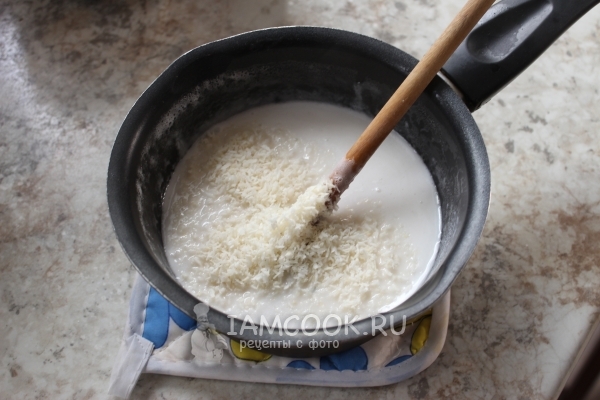 Всыпать кокосовую стружку