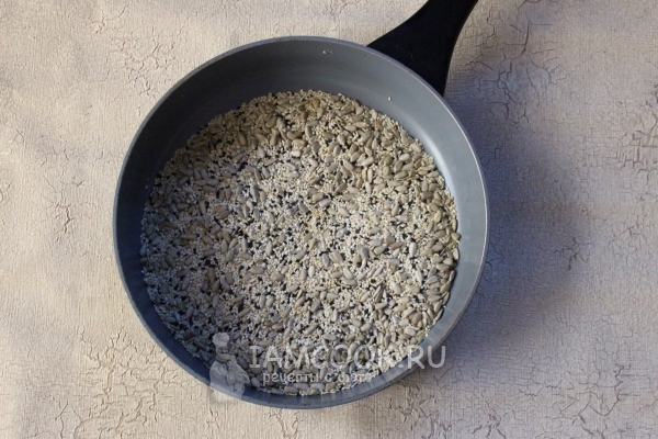 Обжарить на сковороде семена