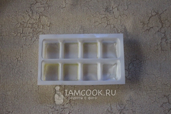 Смазать форму маслом