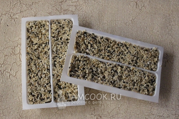 Выложить смесь из семян в формочки