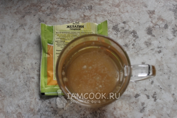 Замочить желатин в воде