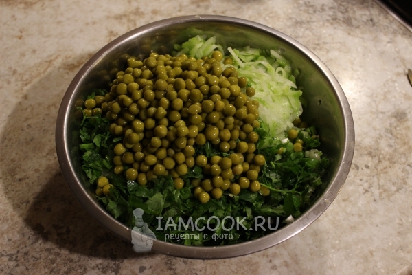 Соединить овощи и зелень