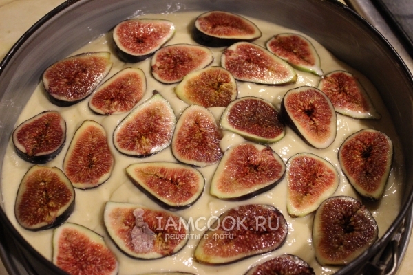 Выложить на тесто инжир