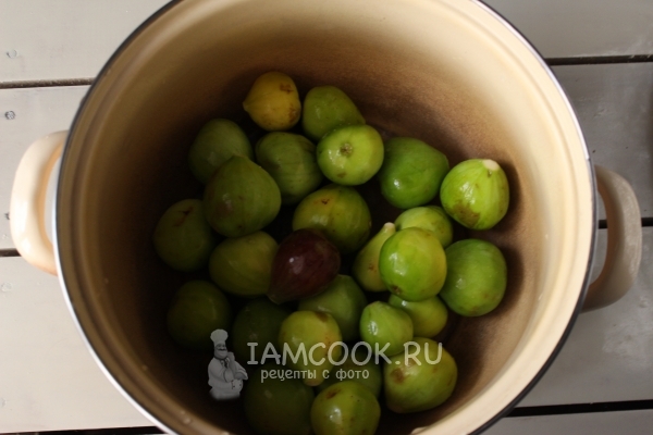 Положить инжир в кастрюлю